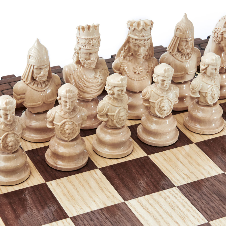Шахматы резные в ларце " Замок Барсьенсе " , Harutyunyan купить в Москве